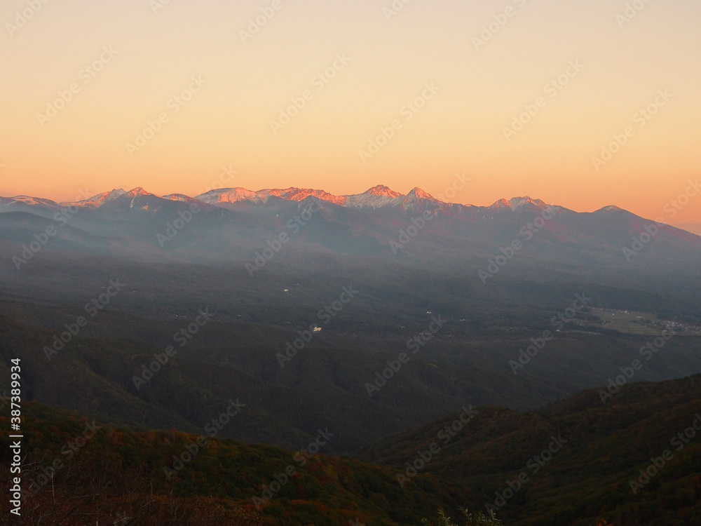 夕陽を浴びて輝く山頂の新雪(八ヶ岳)