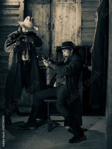 Western cowboys are using guns to fight to protect themselves in the tavern, On the land that the law has not yet reached