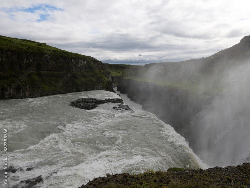 Veduta dall'alto di cascata in Islanda 
