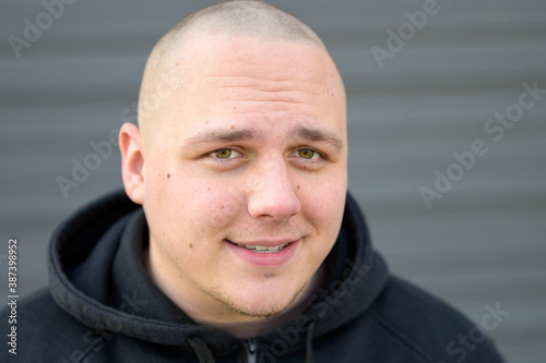 Φωτογραφία Modern smiling young man with shaved head