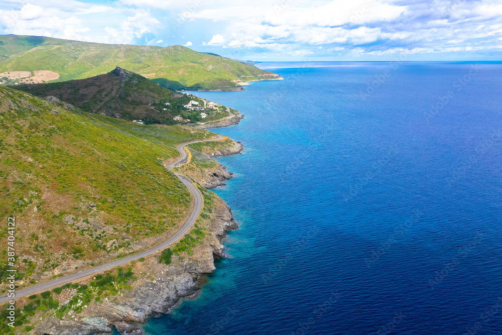 Luftbild der Küste Korsikas, kurvenreiche Straßen und Buchten am Mittelmeer. Cap Corse.  Küste Golf von Aliso. Korsika Haut-Corse Frankreich