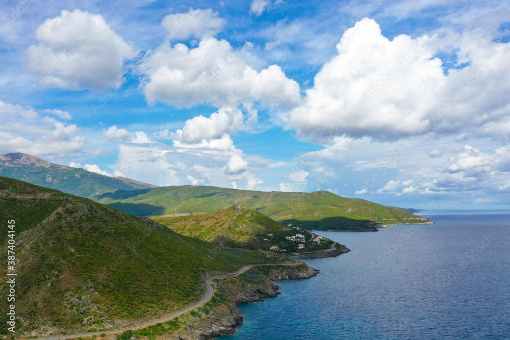 Drohnenblick auf die Küste Korsikas,  Felsklippen am Mittelmeer. Cap Corse, Korsika, Golf von Aliso, Frankreich