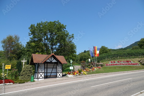 Schön gestalteter Ortseingang von Sasbachwalden im Schwarzwald