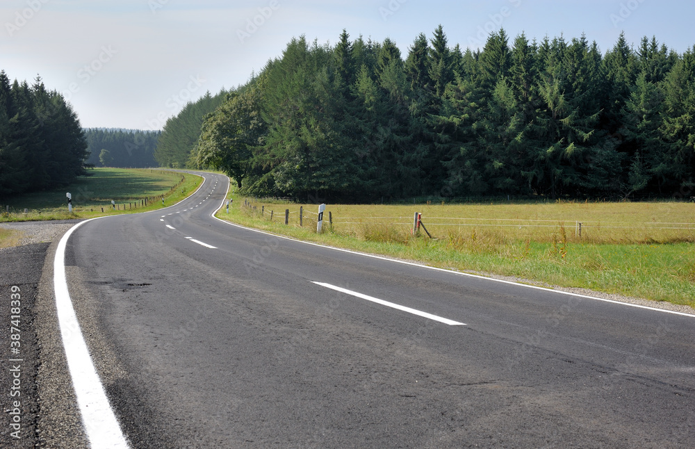 Kurvige Landstraße