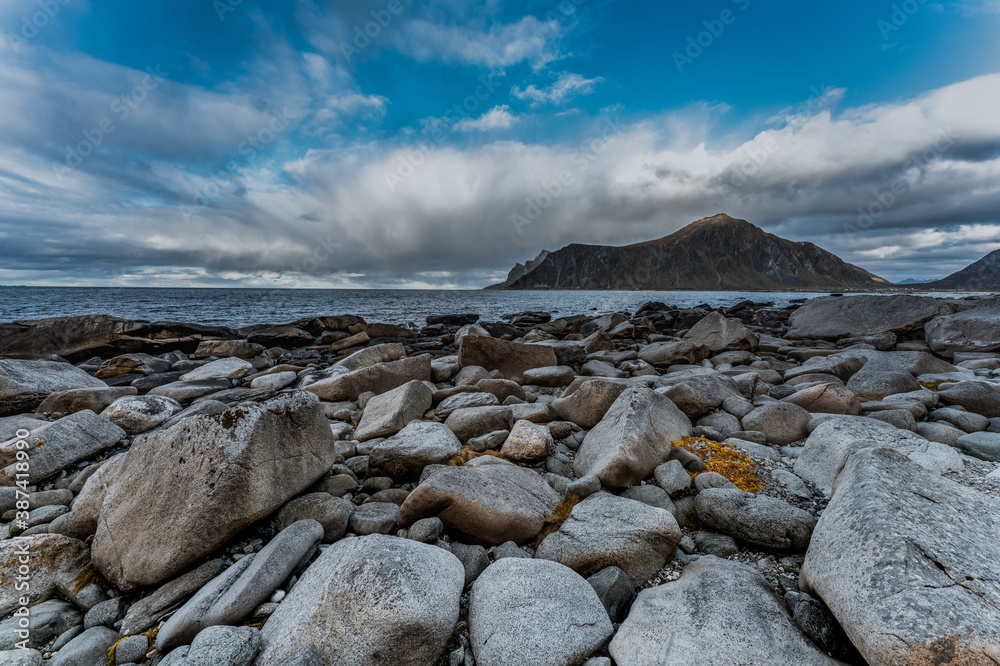 Wyspa Flakstadøya nalerząca do Archipelagu Lofoty w okręgu Nordland w Norwegii Wyspa Flakstadøya nalerząca do Archipelagu Lofoty w okręgu Nordland w Norwegii