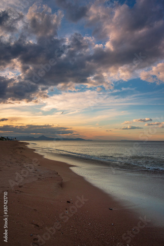 Atardecer con nubes en la paya de Dénia, Valencia.