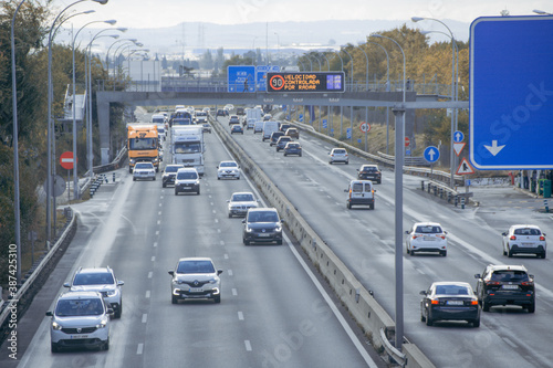 Coches en carretera con tráfico denso