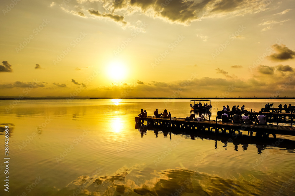Obraz premium people watching the sunset in the Albufera of Valencia