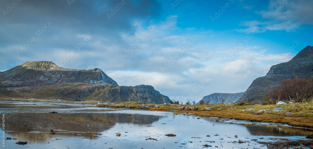Wyspa Flakstadøya nalerząca do Archipelagu Lofoty w okręgu Nordland w Norwegii Wyspa Flakstadøya nalerząca do Archipelagu Lofoty w okręgu Nordland w Norwegii