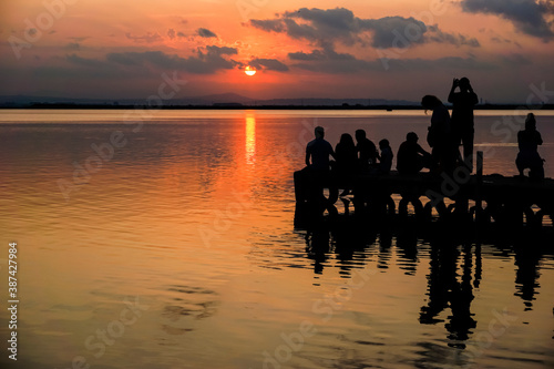 people watching the sunset in the Albufera of Valencia