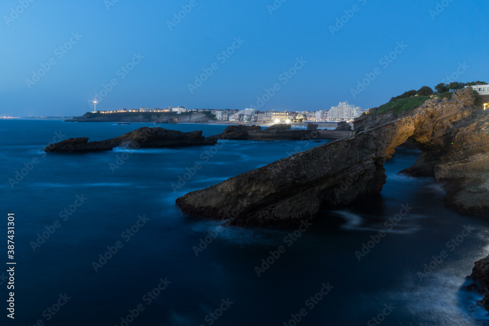 La ville de Biarritz et l'océan, la nuit