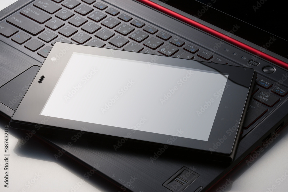 ノートパソコンとタブレット端末 Stock Photo Adobe Stock