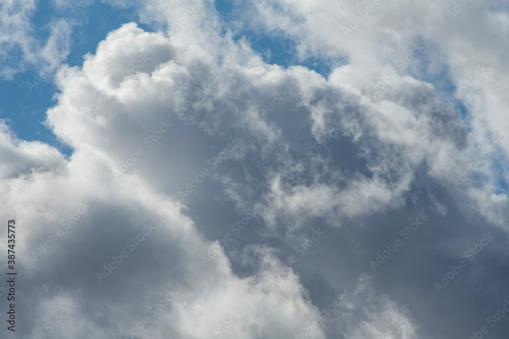 Nubes de otoño antes de la tormenta