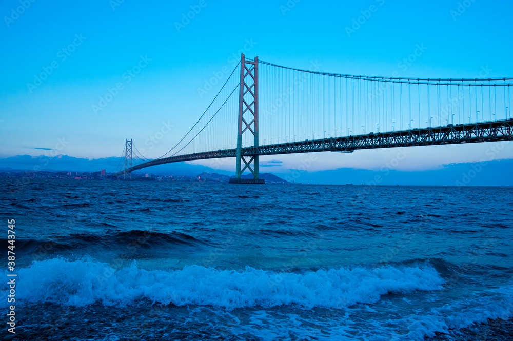 Obraz premium 夕暮れの明石海峡大橋