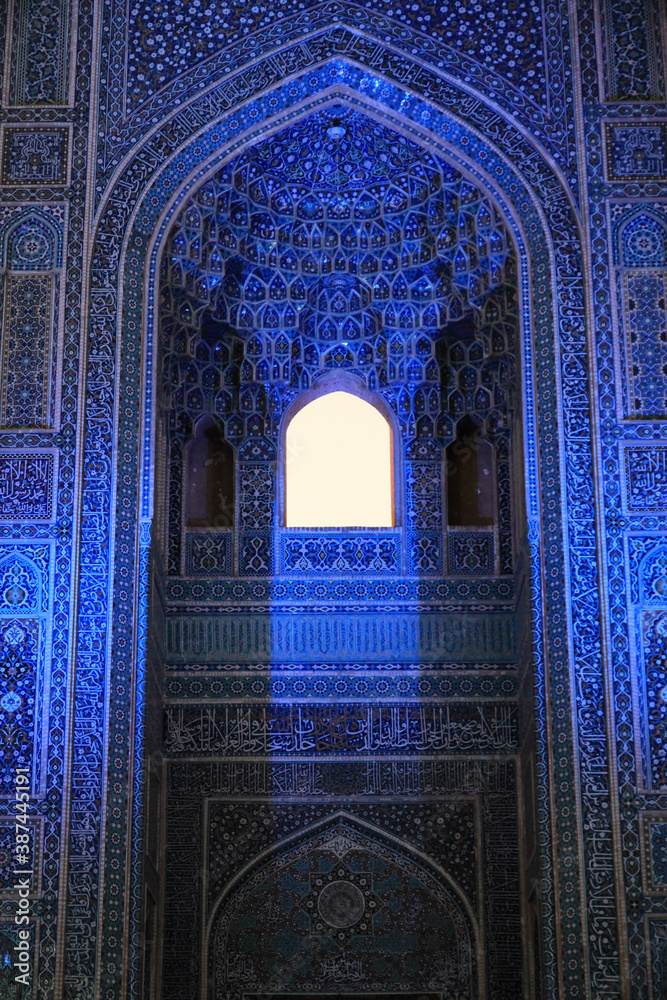 fasada zabytkowego bogato zdobionego meczetu w iranie