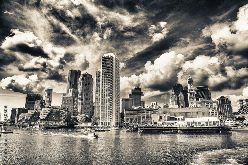 Obraz premium Boston Waterfront skyline. City buildings at sunset seen from Fort Point Channel