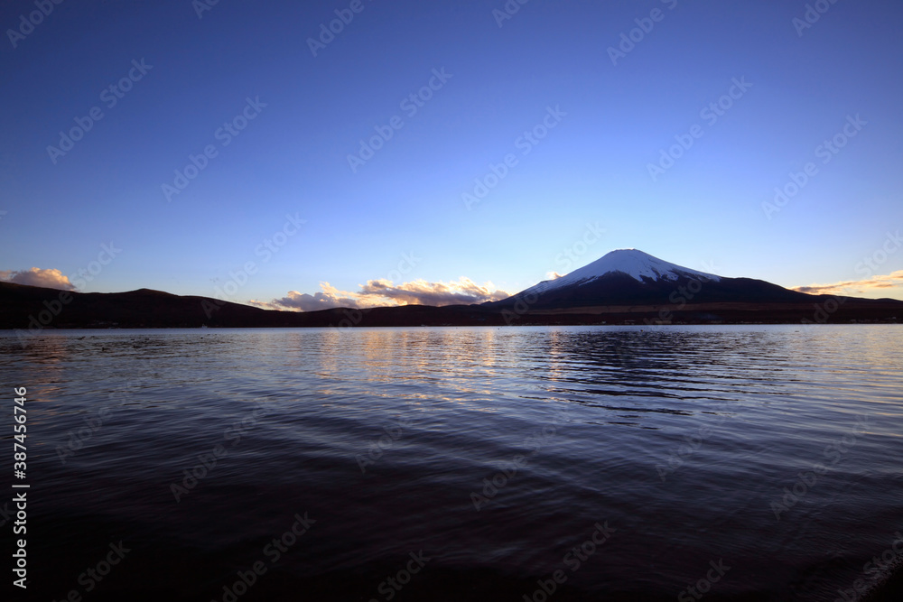夜明けの富士山と山中湖