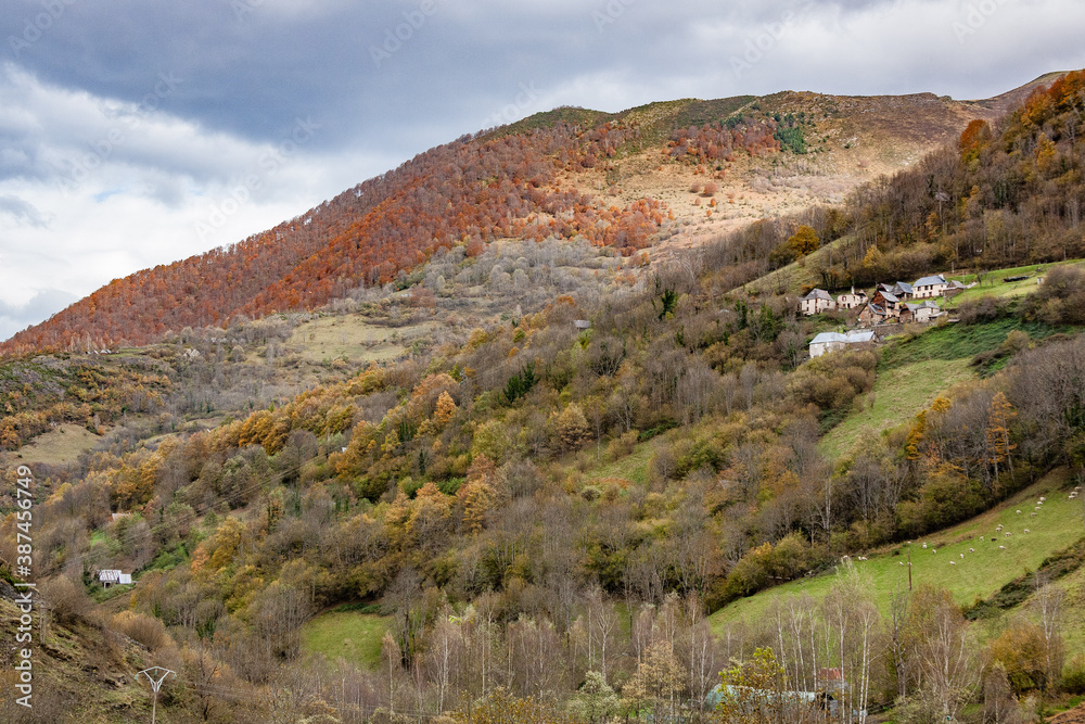 Vue sur la vallée du Biros en Ariège dans les Pyrénées