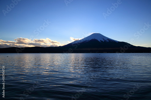 夜明けの富士山と山中湖