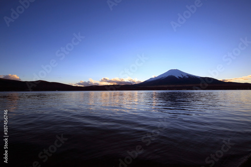 夜明けの富士山と山中湖