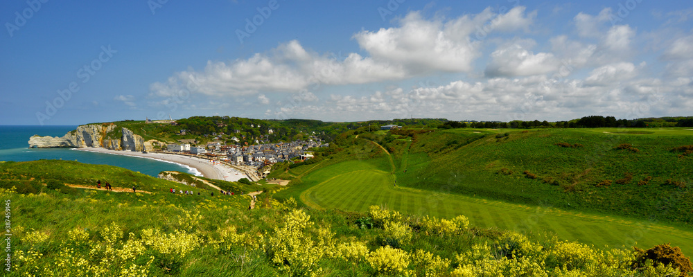 Panoramique Etretat Étretat (76790), Seine-Maritime en Normandie, France, une ville encerclée d' une nature verdoyante