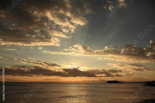夕暮れの海と江ノ島