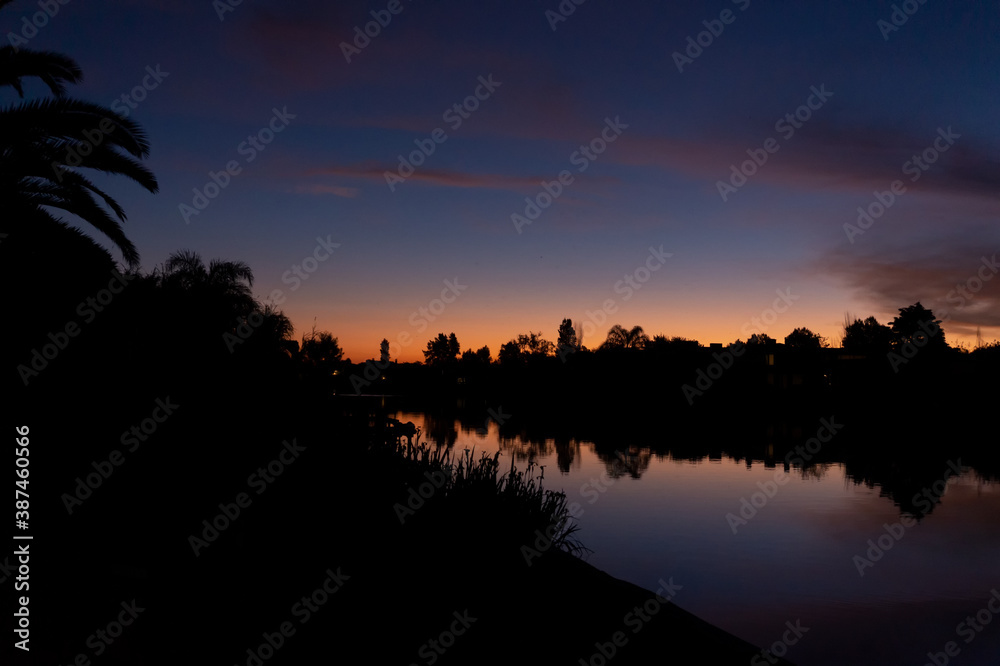 Atardece y el agua es nuestro mejor espejo, para encontrarnos o perdernos en el horizonte Atardece y el agua es nuestro mejor espejo, para encontrarnos o perdernos en el horizonte
