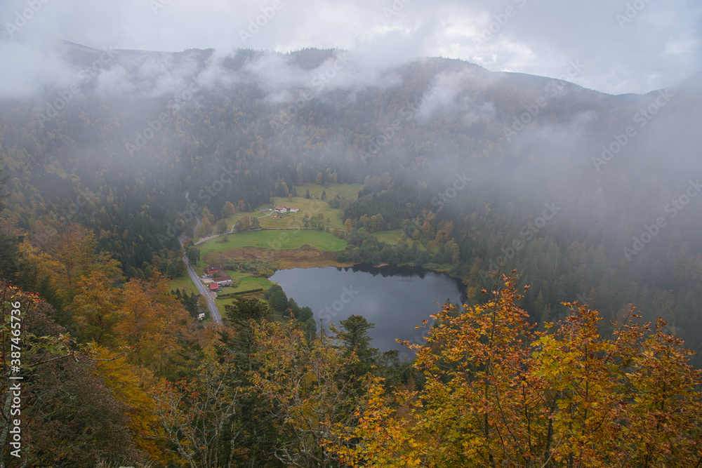 Blick auf den Lac de Retournemer in den herbstlichen Vogesen Blick auf den Lac de Retournemer in den herbstlichen Vogesen