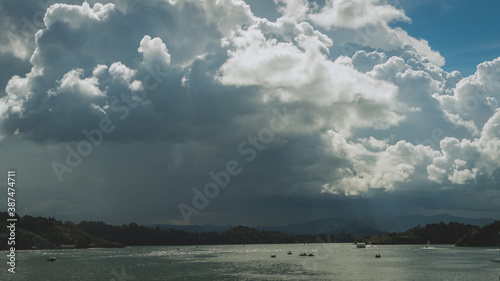 Paisaje oscuro nublado represa rio lanchas peñol pueblito paisa