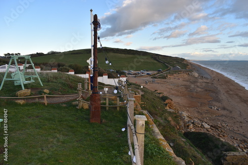 Obraz na plátně Shelving shingle beach close to the village of Burton Bradstock On a clear day v