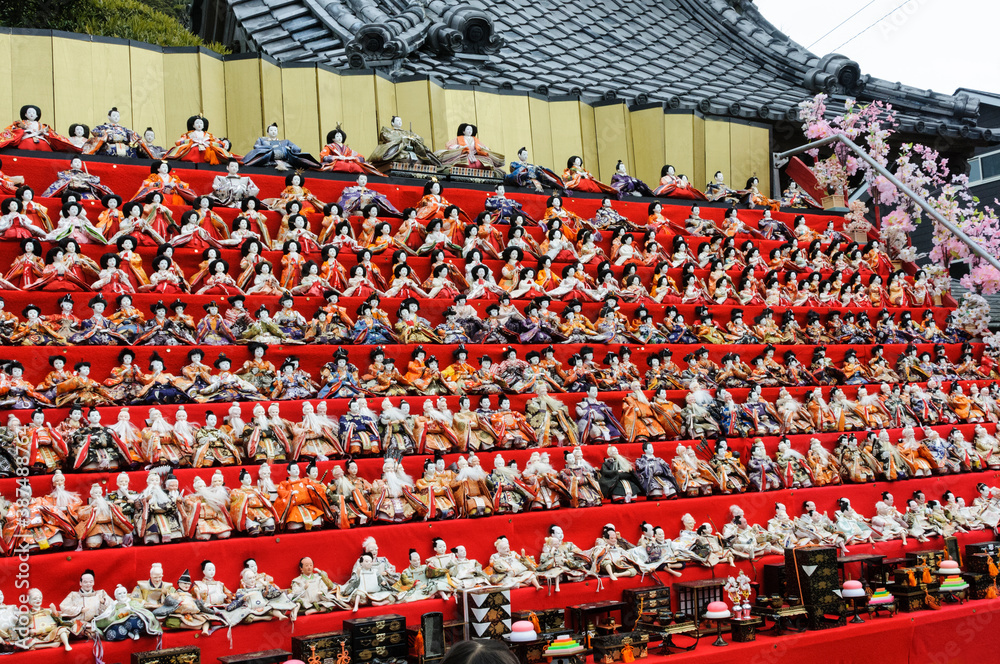山門前に飾られた600体のひな人形