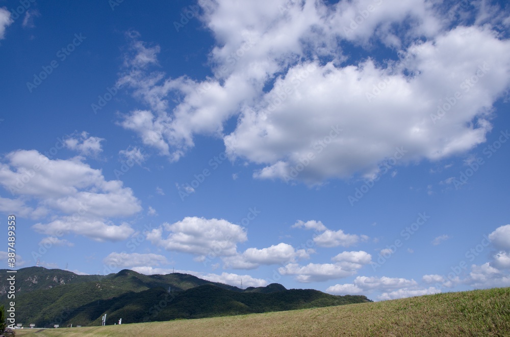 吉井川左岸堤防ごしの熊山と秋の空（ヨコ位置）