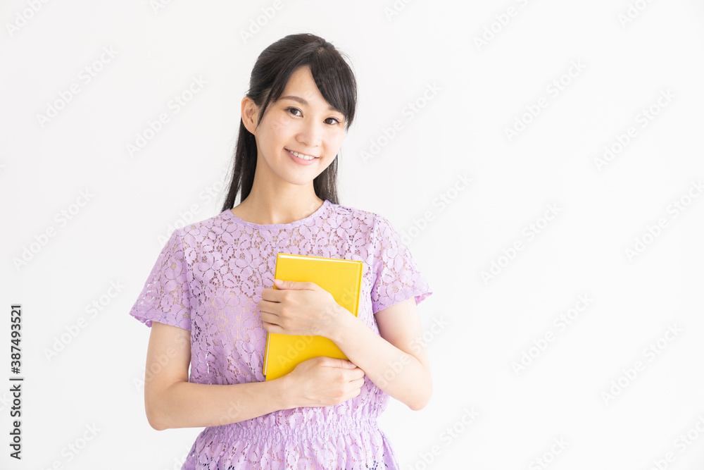 本を読む女性