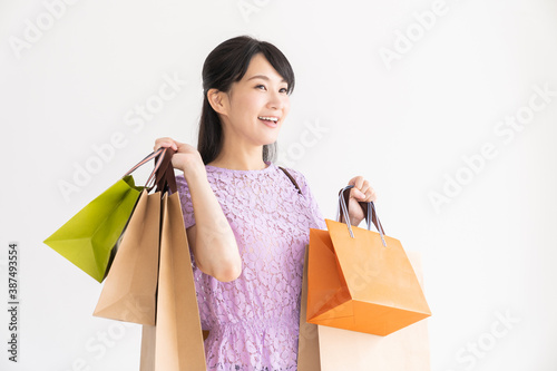 買い物をする女性