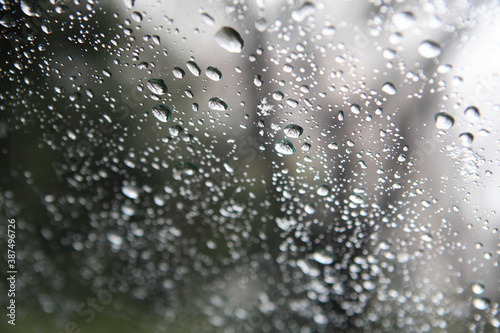 冬の雨車窓