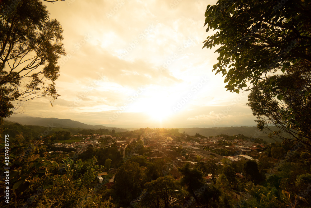 Vista panorámica del atardecer en el pueblo de Salento Quindío