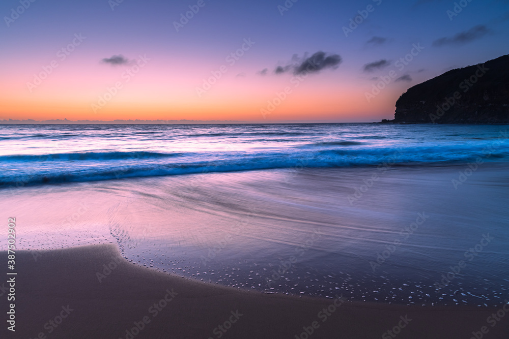 Fototapeta premium Hazy sunrise seascape with low swell