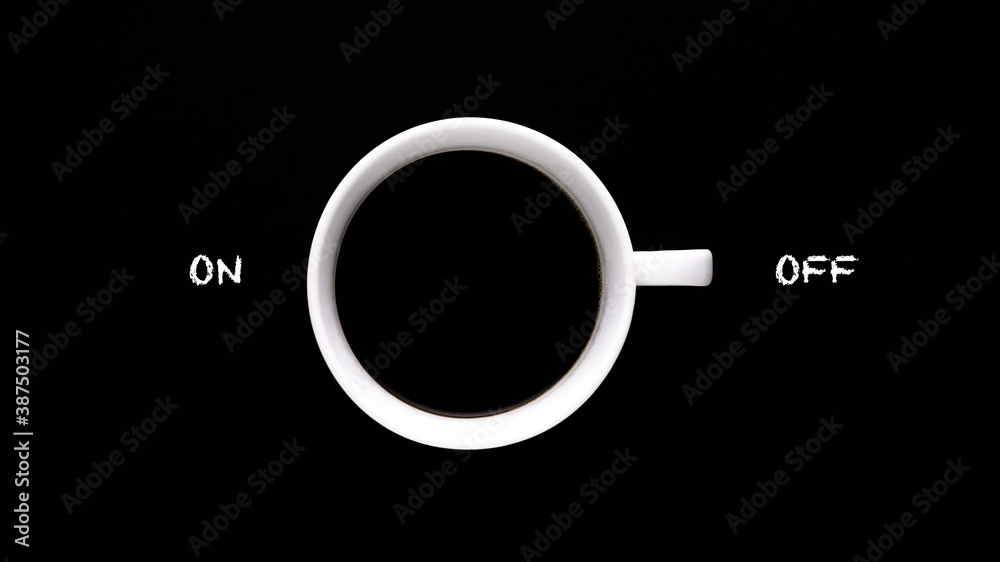 Fototapeta Widok z góry na filiżankę kawy z napisem „włączony” i „wyłączony” na czarnym tle