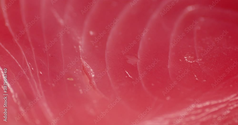 The flesh of the tuna steak rotates slowly. The flesh of the tuna steak rotates slowly.