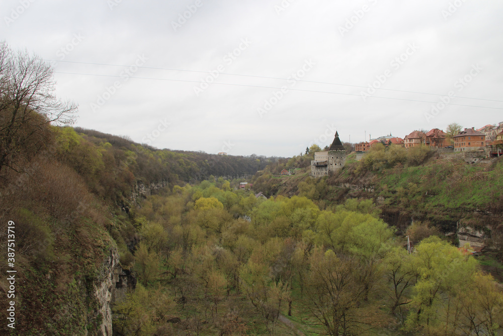 Obraz premium village in a dry riverbed from the bridge