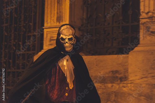 Niño disfrazado de vampiro con mascara para halloween