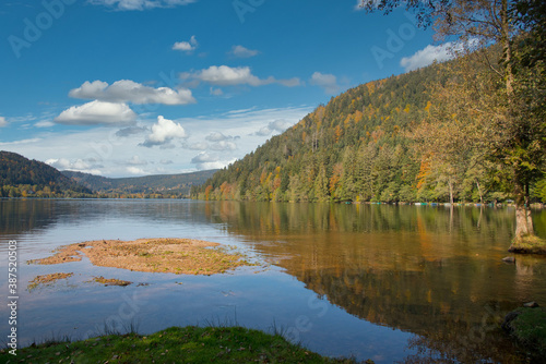 Lac de Longemer in den Vogesen im Herbst