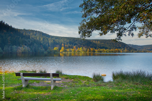 Lac de Longemer in den Vogesen im Herbst photo