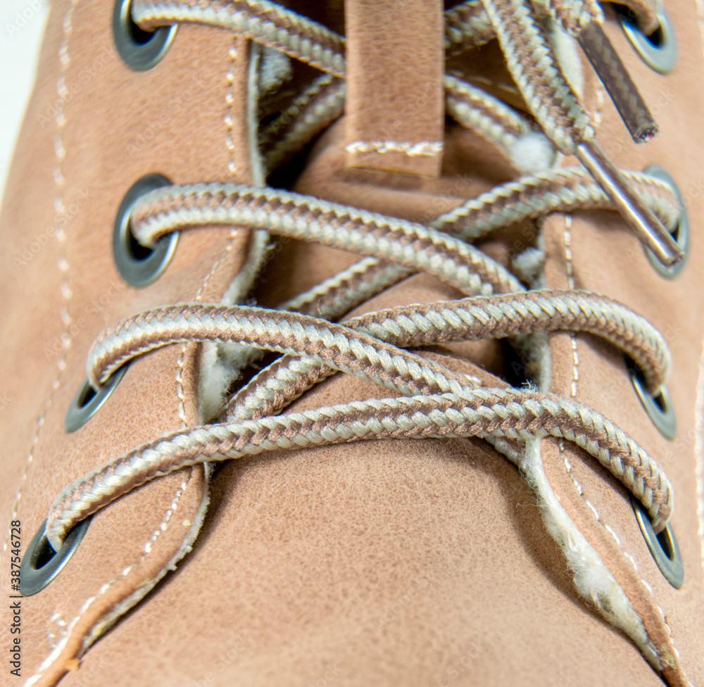 Obraz premium Calzado de invierno. Bota de moda con suela gruesa y cobertura del tobillo. 