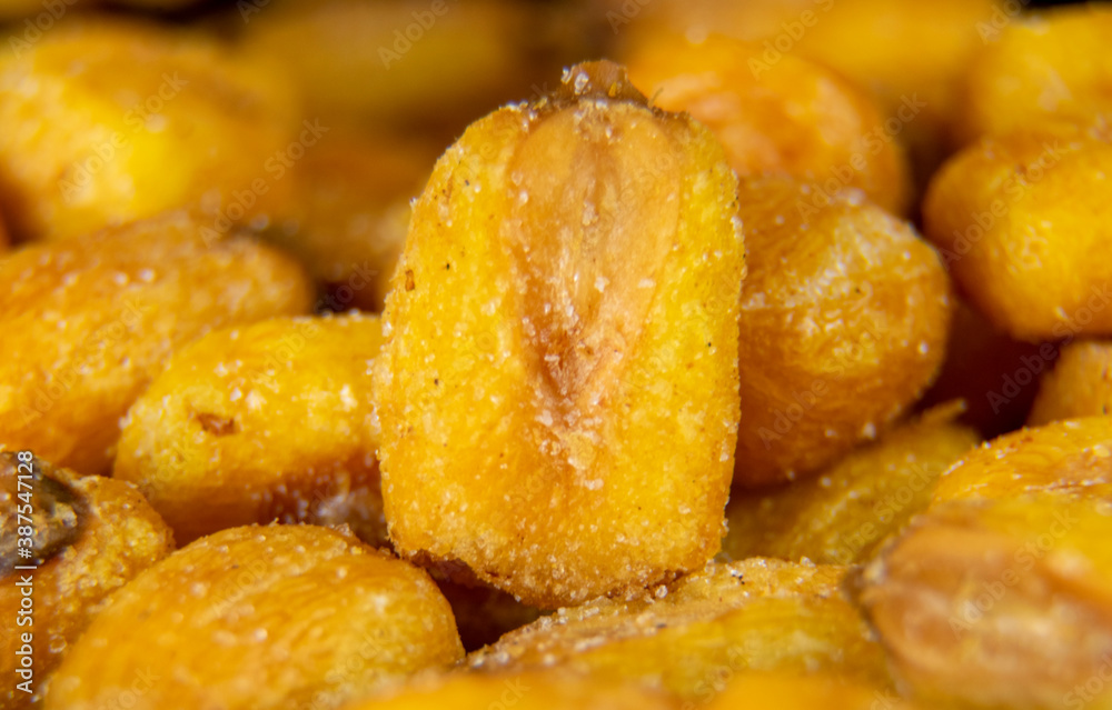 Maíz tostado y salado.
Granos de maíz fritos consumidos habitualmente como aperitivo.
Maíz tostado y salado.
Granos de maíz fritos consumidos habitualmente como aperitivo.