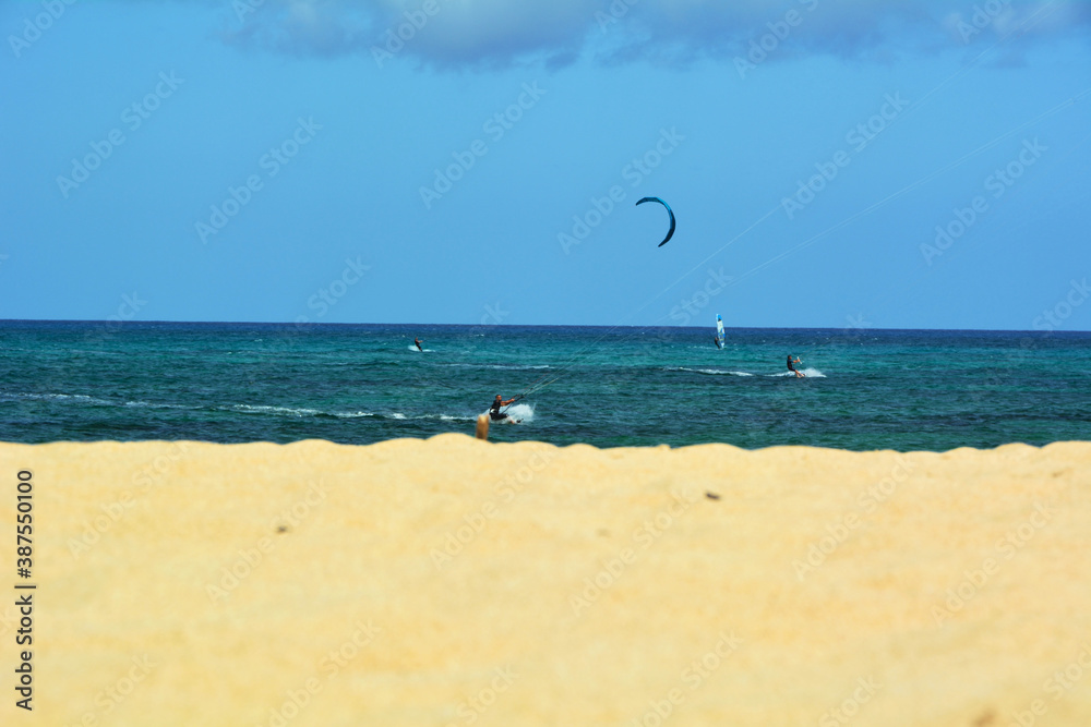Obraz premium kite surfing on the beach