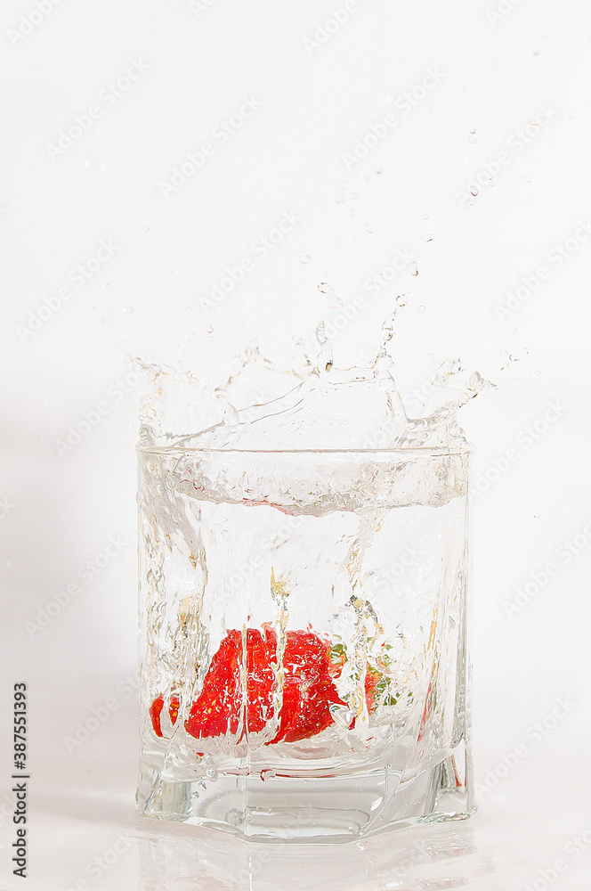 truskawki wpadające do szklanki z wodą - obrazy, fototapety, plakaty 