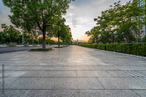 Fototapeta Naklejka Na Ścianę i Meble -  Empty square floor and green forest natural scenery in the city park