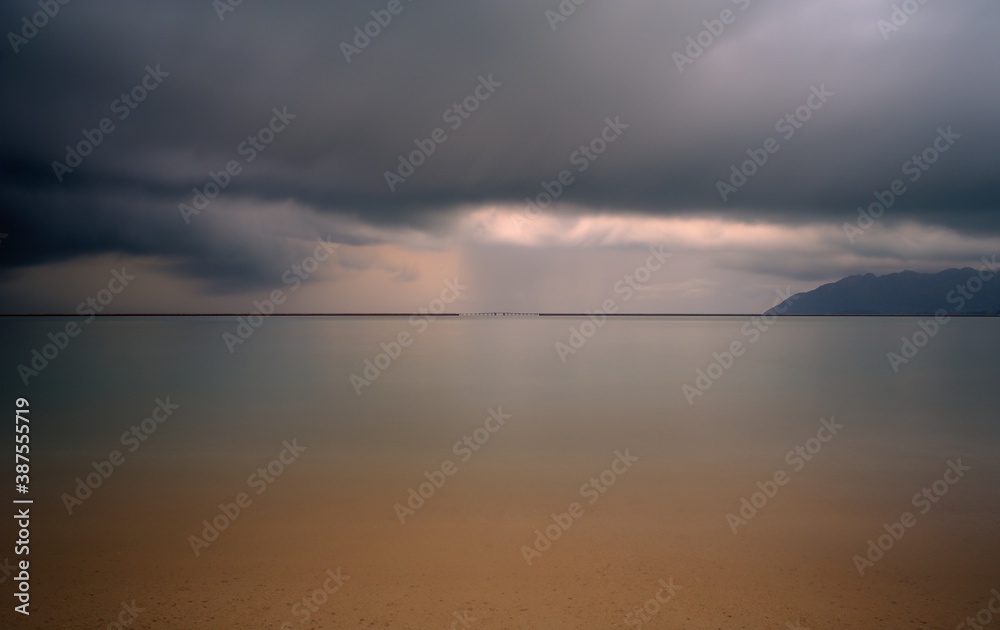 Naklejka premium Düstere Wolken und das Meer