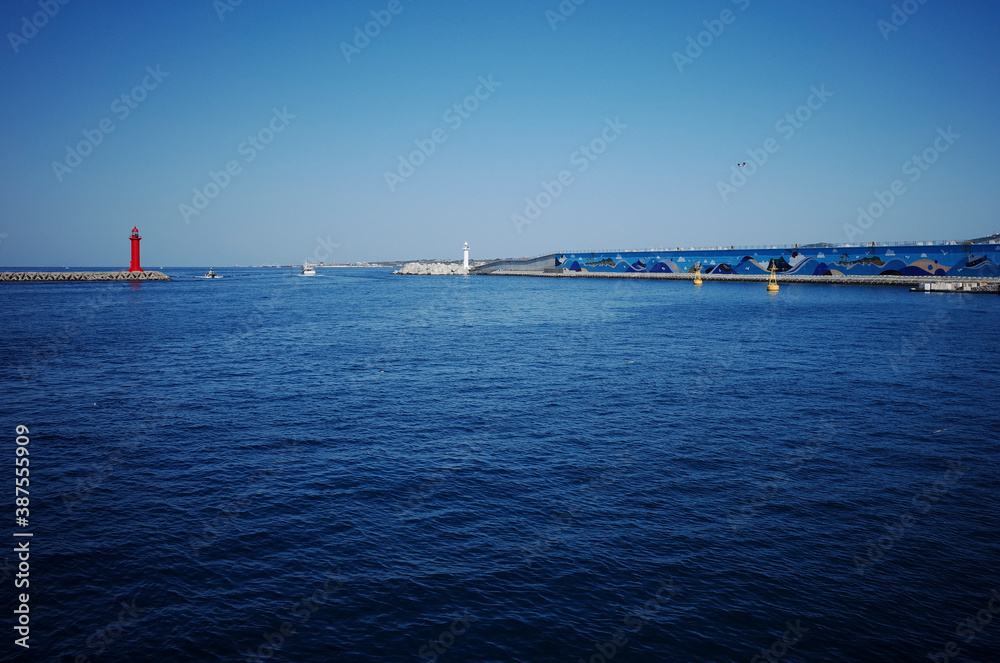 Obraz premium 멀리 등대가 보이는 바다